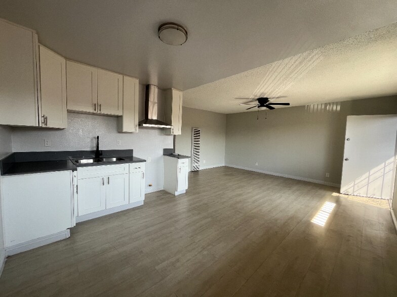 Building Photo - 609 W 94th St