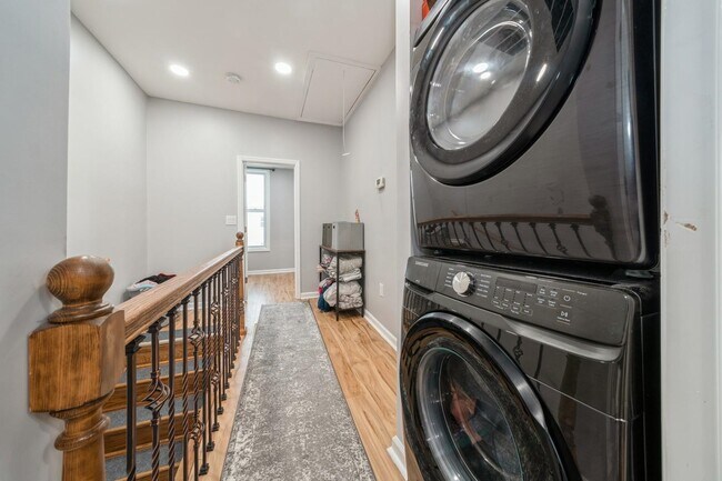 Building Photo - 318 2nd St