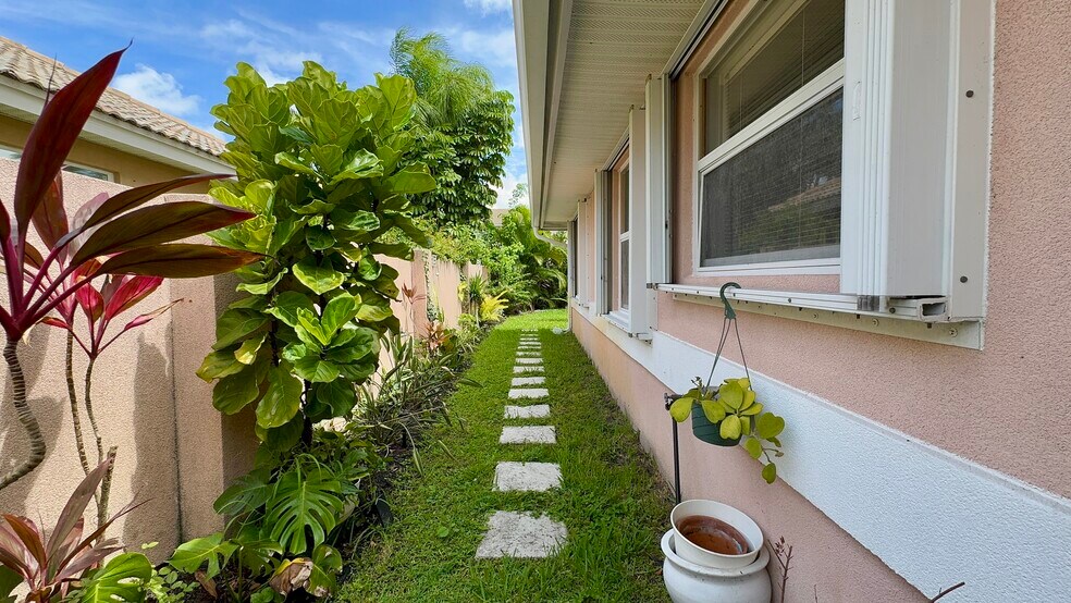 Building Photo - 5465 Grande Palm Cir