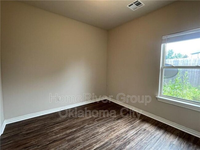 Building Photo - 924 SW 92nd St
