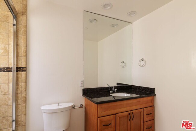 Building Photo - 5514 1/2 Cahuenga Blvd