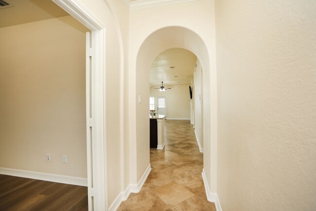 Building Photo - 9960 Golden Field Ln