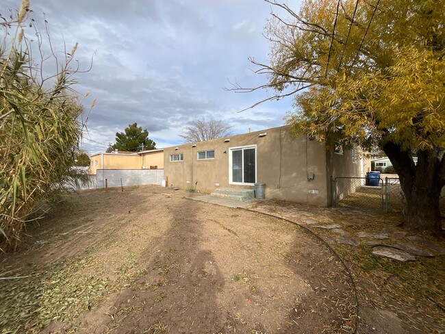 Building Photo - 3 Bedroom Single Story Home Available Near...