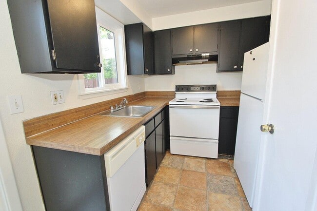 Building Photo - 804 W 7th St