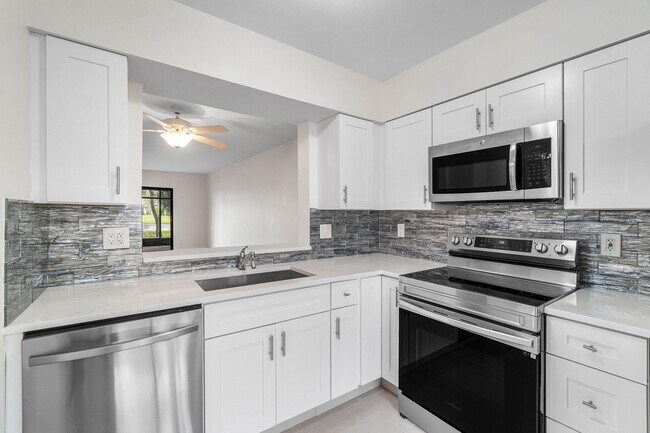 Building Photo - 7290 Kinghurst Dr
