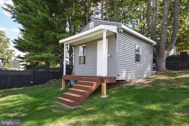 Building Photo - 127 Lark Dr
