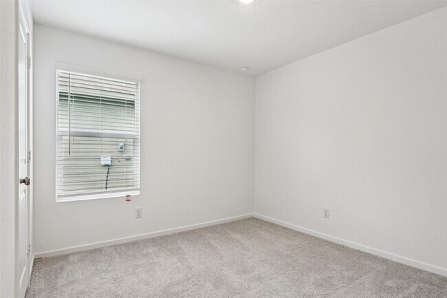 Building Photo - 723 Ponderosa Ln