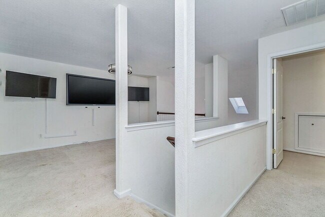Building Photo - 985 Lambourne Ln