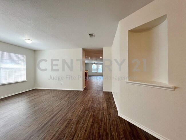Building Photo - Recently Updated 3/2/2 Home Located in Nor...