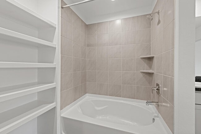 Building Photo - 5710 Sycamore Glen Dr