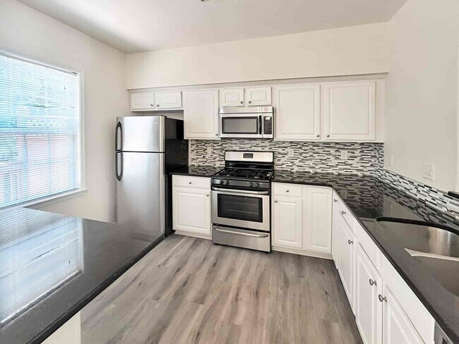 Building Photo - 4033 Edgecomb Dr