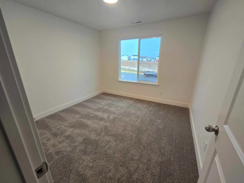 Building Photo - 1561 W Skyline Dr