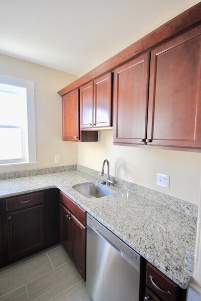 Building Photo - 139 E Cottage St