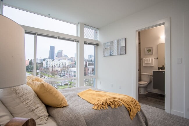 Building Photo - Modern 3BR/3.5BA Townhouse with Rooftop