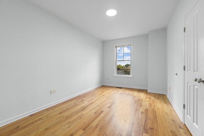 Building Photo - 443 Whiton St