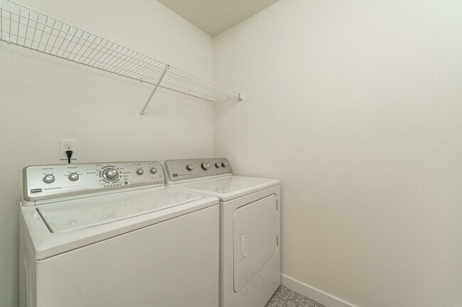 Building Photo - Light, Bright & Move-In Ready – 3BR Gem in Prime Ridgefield Location!  (Pet Friendly)