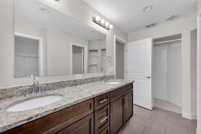 Building Photo - 2036 Hillview Cir