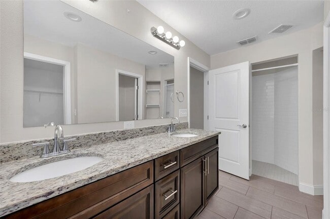 Building Photo - 2044 Hillview Cir