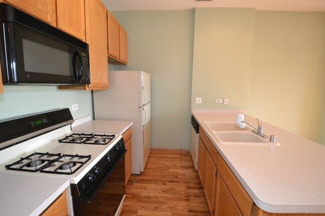 Building Photo - Pet Friendly 3 Bed 2 Bath Top Floor Unit