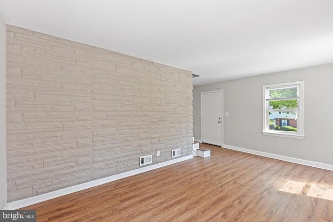Building Photo - 4816 Woodlawn Dr