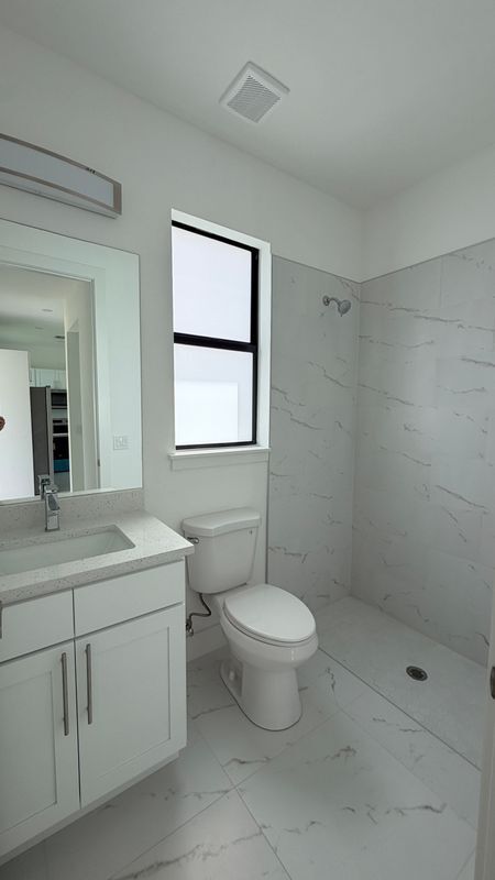 Building Photo - 498 Loretta Ave S