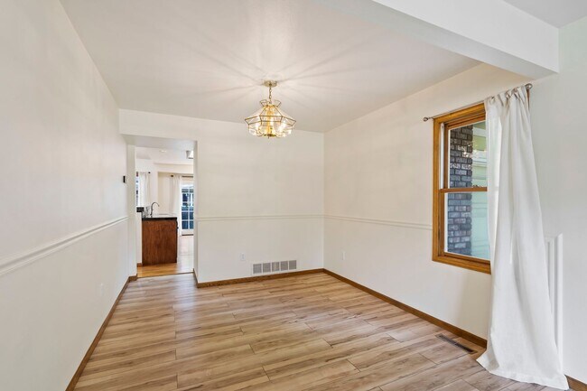 Building Photo - Spacious Home in a Great Location!