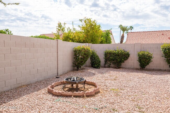 Building Photo - 9009 E Sahuaro Dr