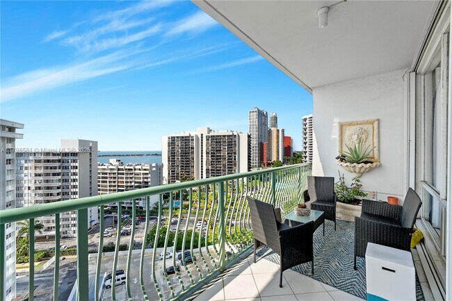 Building Photo - 1408 Brickell Bay Dr