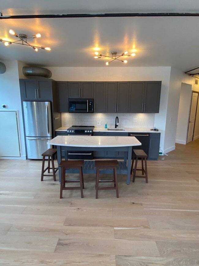 Building Photo - Beautiful updated 2bd/2ba condo in bustlin...