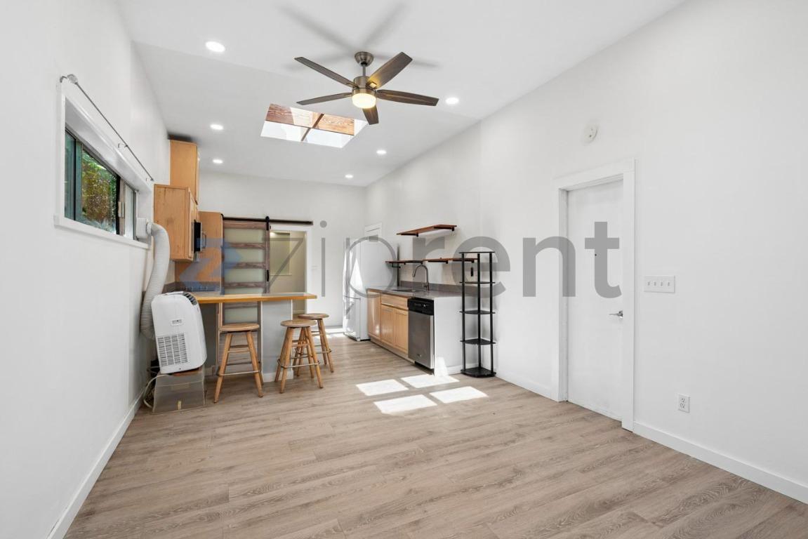 Building Photo - Unit B
