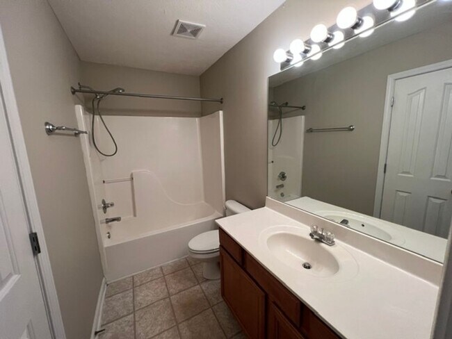 Building Photo - *MOVE-IN SPECIAL*1/2 Off 1st Months Rent!* End Unit 2 Bed, 2.5 Bath Townhome in The Cottages at I...