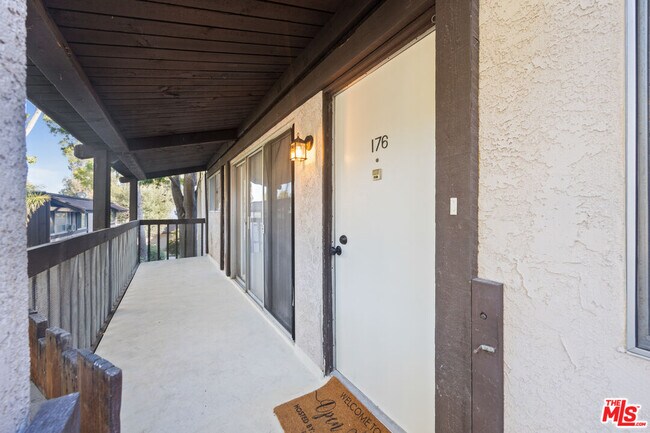 Building Photo - 322 Miraleste Dr