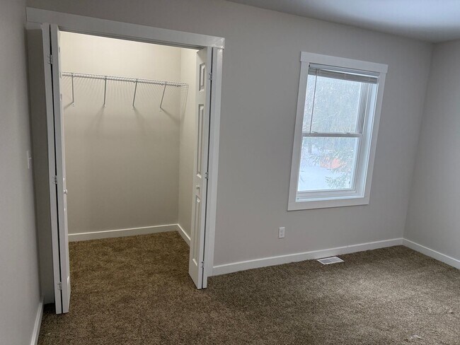 Building Photo - Elizabeth - 321/323