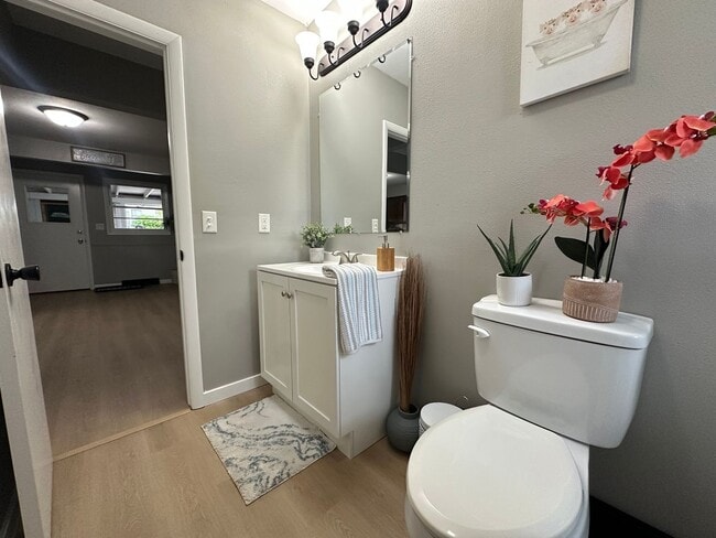 Building Photo - Renovated 2 bed, 1 bath home for rent in W...