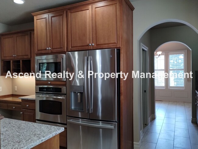 Building Photo - Elegant & Spacious 4 Bed & Bonus Home Buil...