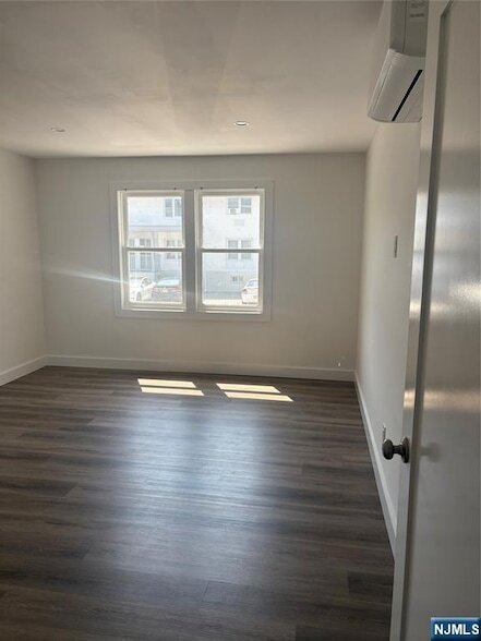 Primary Photo - 671 Midland Ave