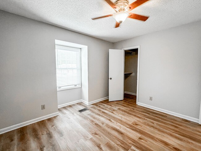 Building Photo - 2/1.5 Oakwood Townhome
