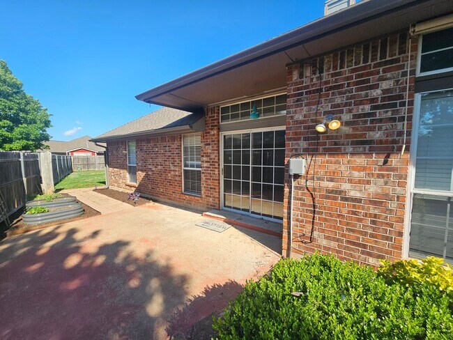 Building Photo - (3) Bed/(2) Bath Avail NOW! Storm Shelter!