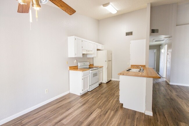Building Photo - Beautiful 2 bedroom 2 bathroom with privat...