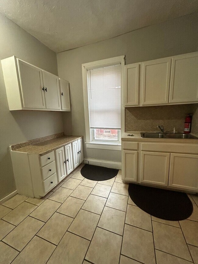 Building Photo - 654 W King St