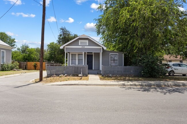 Building Photo - 1710 N Navidad St