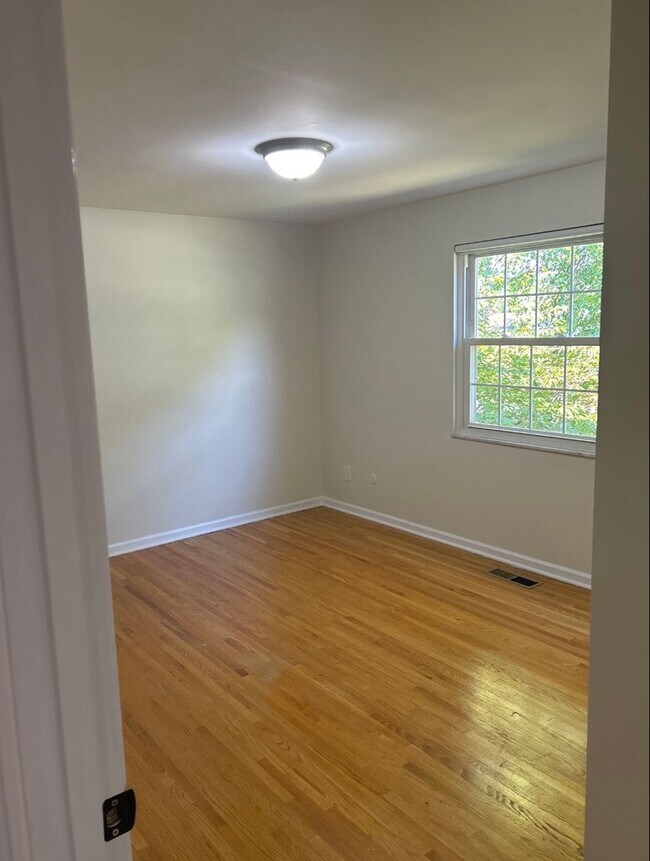 Building Photo - 1130 Heathshire Dr