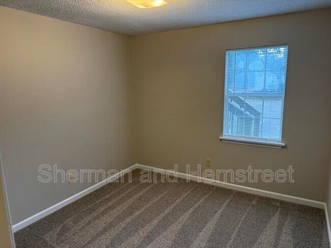 Building Photo - 404 Commons Dr
