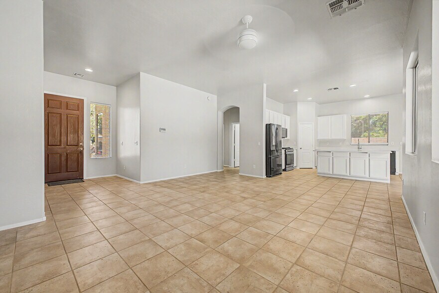Building Photo - 8634 E Hillview St