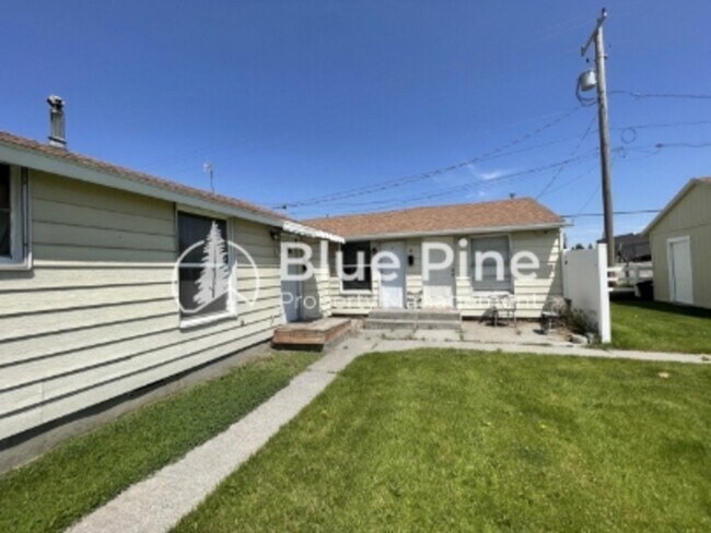 Building Photo - 550 W 21st St