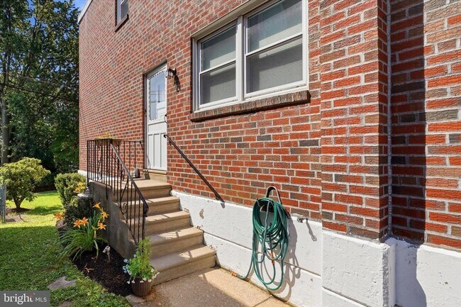 Building Photo - 668 Renz St