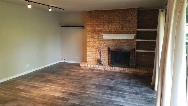Building Photo - 1609 Maple Terrace