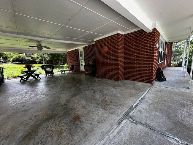 Building Photo - Partially furnished 3 bed/ 1.5 bath - Morr...
