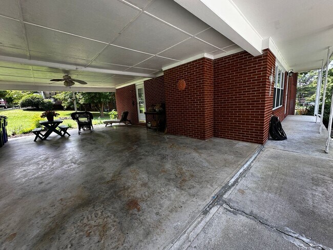 Building Photo - Partially furnished 3 bed/ 1.5 bath - Morristown, TN