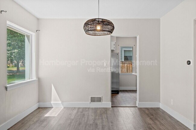 Building Photo - 807 E 40th Ave